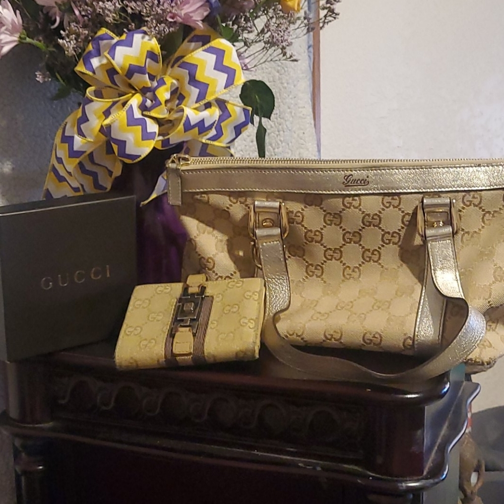 Gucci purse and wallet